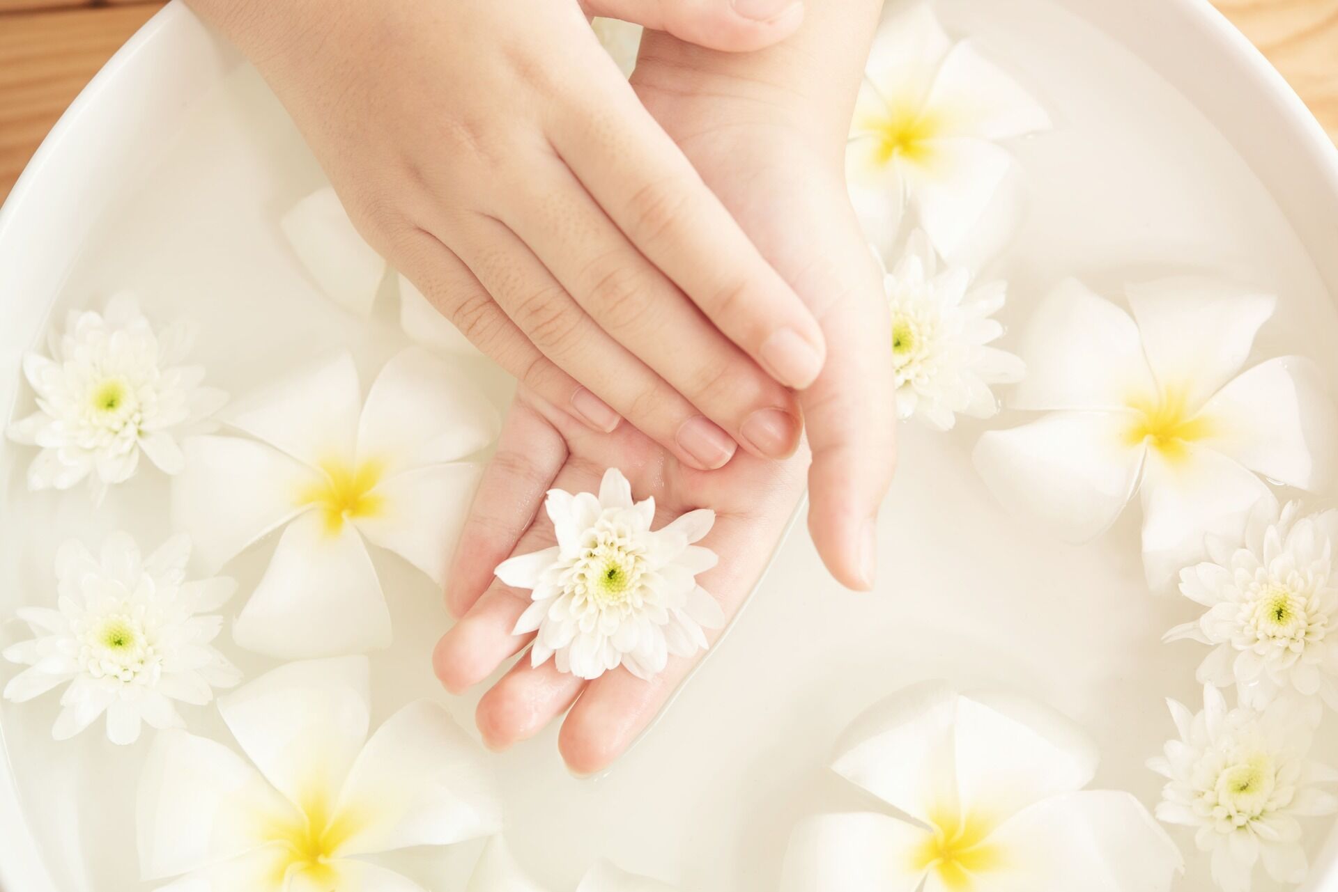 spa-treatment-and-product-white-flowers-in-ceramic-bowl-with-water-for-aroma-therapy-at-spa
